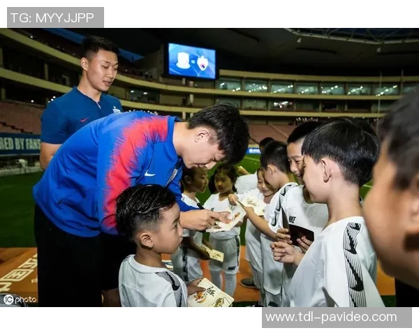 暖心瞬间:赫伊森与居莱尔赛前列队时为球童脱下外套,温暖如春 暖心瞬间:赫伊森与居莱尔赛前列队时为球童脱下外套,温暖如春